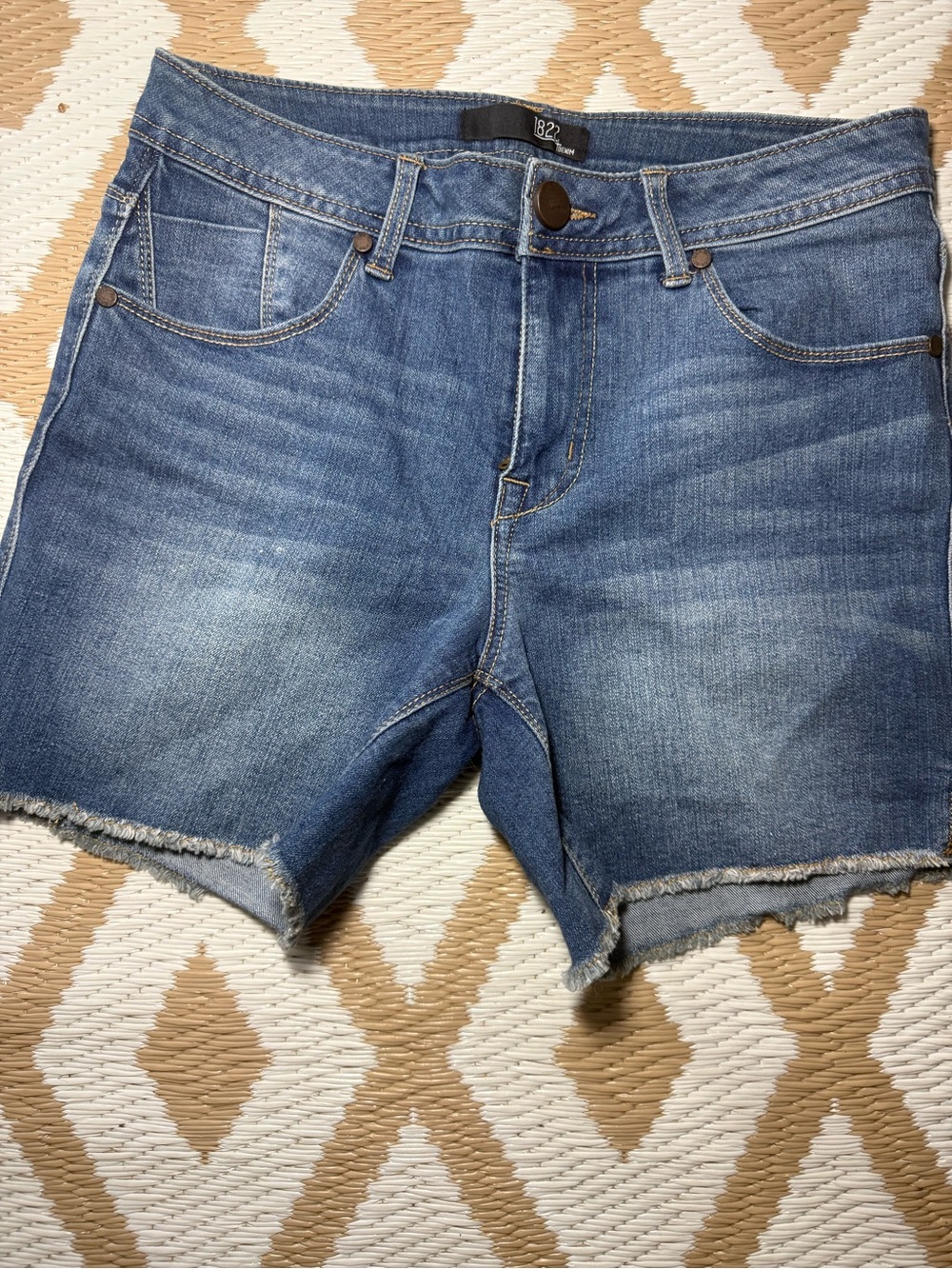1822 Denim Women's Denim Cut-Off Shorts 6 Blue Mid-Rise 4" Inseam 5
Waist